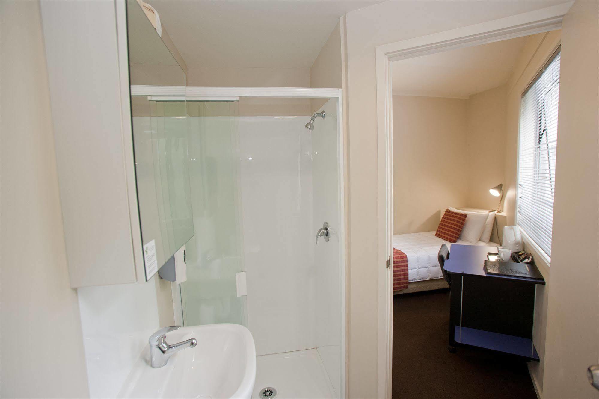 City Lodge Accommodation Auckland Extérieur photo A typical bathroom in a student flat
