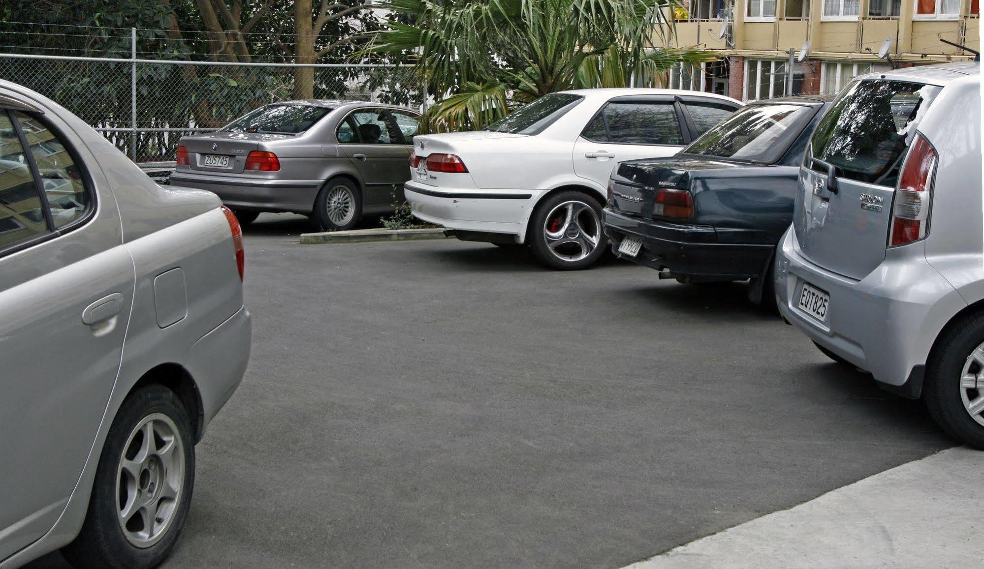 City Lodge Accommodation Auckland Extérieur photo Parallel parking