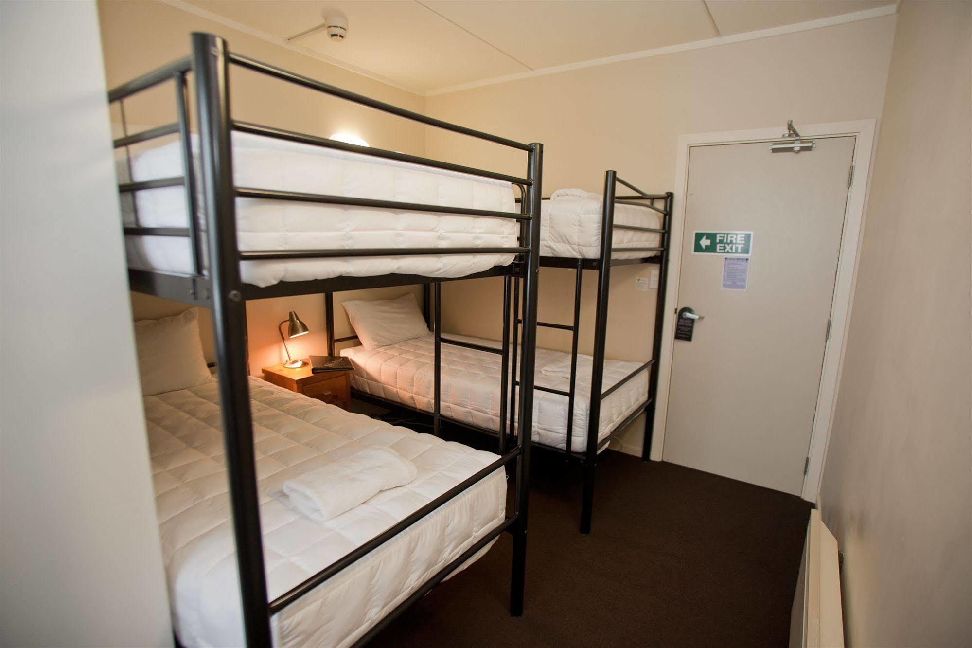 City Lodge Accommodation Auckland Extérieur photo A typical dorm room at a hostel